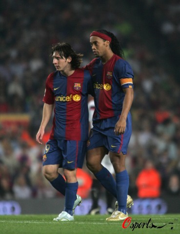 西甲最新积分战报：巴萨8连胜，黄潜升第3，塞尔塔轰4球