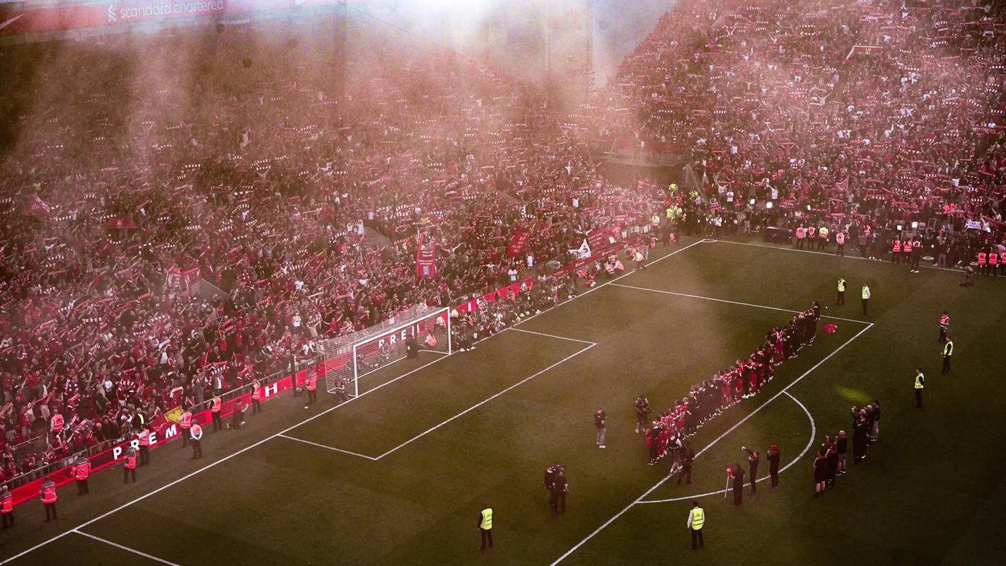 彻底怒了！勇士全队集体抗议裁判，库里遭对手恶劣犯规引发愤怒