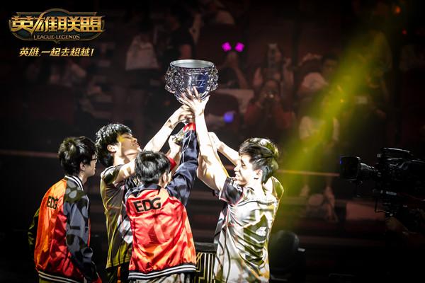 LPL夏季赛W3D5：D组大乱斗！WBG面临晋级登峰组关键之战